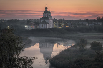 Ильинская церковь на закате / Последняя августовская ночь в Суздале. В окнах зажглись огни и с луга к реке потянулся ночной туман.