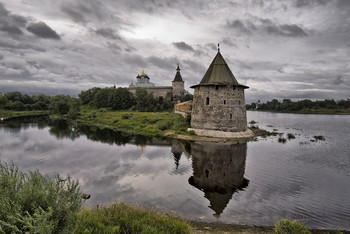 Сквозь время / Псковский Кремль при слиянии двух рек - Великой и Пскова. На слиянии этих рек в 903 году и был основан город.