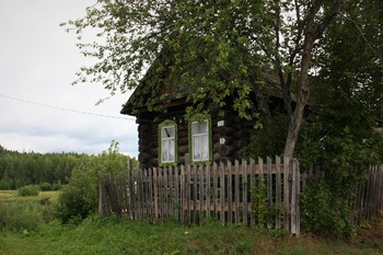 Деревянный дом / Дом в Селе Слобода, Свердловская область, Средний Урал. Скорее всего это не главный дом, а гостевой, потому что только 2 окна на фасаде.