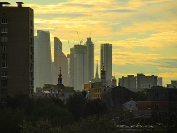 Золотая моя столица / Вид на Московский Кремль и Москва-сити.