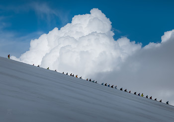 Кто шагает дружно в ряд / На склоне горы Эльбрус.
Август, 2021 год. 
Из фотопроекта «Кавказ без границ».