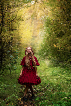 Красная шапочка / модель Кира Полевая
платье предоставлено студией «Косплей»