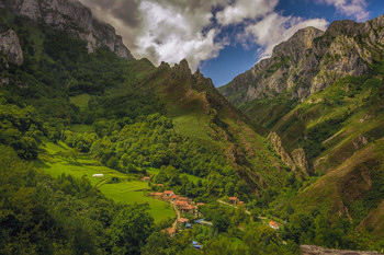 &nbsp; / Vistas de los Picos de Europa y el pueblo de San Esteban de Cuñaba en Asturias