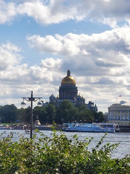 Исаакиевский собор. / Вид на Исаакиевский собор из окна Дворца Меньшикова. Санкт-Петербург.