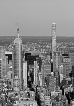 Эмпайр-стейт-билдинг / Эмпайр-стейт-билдинг(англ. Empire State Building) — 102-этажный небоскрёб, расположенный в Нью-Йорке на острове Манхэттен, на Пятой авеню между Западными 33-й и 34-й улицами. Является офисным зданием. С 1931 по 1970, до открытия Северной башни Всемирного торгового центра, был высочайшим зданием мира. В 2001 году, когда рухнули башни Всемирного торгового центра, небоскрёб снова стал самым высоким зданием Нью-Йорка (до 2012 года, когда строившийся Всемирный торговый центр 1 стал выше). В настоящее время является третьим по высоте небоскрёбом в Соединённых Штатах, уступая Башне Свободы в Нью-Йорке и Уиллис-тауэр в Чикаго, а также 49-м по высоте в мире. Архитектуру здания относят к стилю ар-деко.