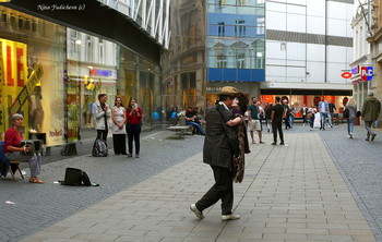 Танго с куклой / Тонко, трогательно исполняется это удивительное, необычное танго на улице города Брауншвайга. А вокруг спешат люди по своим делам или неторопливо прогуливаются, и почти никто не останавливается, чтобы на миг соприкоснуться с искусством..
https://www.youtube.com/watch?v=zgiNbxFjzL8