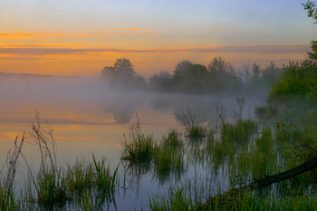 В час рассвета. / Утренний туман на озере Сосновое.