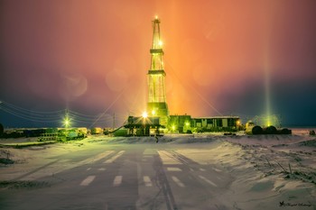 Полярная ночь / Во время полярной ночи Солнце вовсе не поднимается выше уровня горизонта. В это время в высоких широтах царят сумерки и настоящая тёмная ночь.