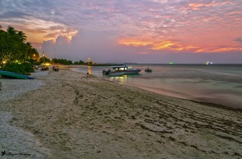 Маафуши / Закаты на Мальдивских пляжах – это один из самых зрелищных спектаклей, сыгранных самой природой. Их особенностью является насыщенная палитра красок неба и отражение света заходящего за горизонт солнца в бескрайнем море, протянувшемся на сотни километров вокруг.