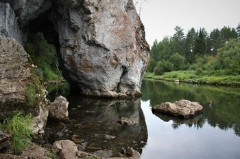 &quot;Пьющая лошадь&quot; / Камень Дыроватый на реке Серга, Оленьи ручьи, Свердловская область