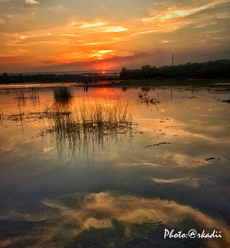 *Вот и осень... / Мне снился сон, Короткий сон
Длинною в жизнь.
Земля в цветах, Земля в огнях,
Земля в тиши.
Спасибо, жизнь, За праздник твой,
Короткое свидание С землёй.