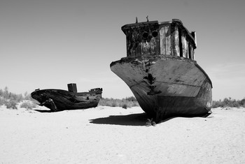 Немые свидетели / Музей (кладбище) кораблей в Муйнаке. Когда-то здесь было Аральское море...
