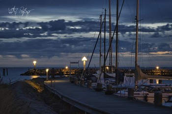 &nbsp; / Aufnahme im Hafen zur blauen Stunde