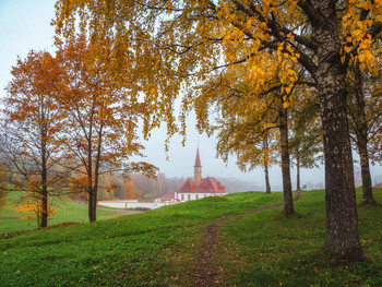 Тихое октябрьское утро в Гатчине. Приоратский парк. / Приоратский дворец ранним осенним утром.
