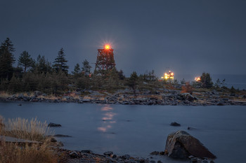 Маяк на острове Наблюдения / Сырые и мрачные ночи заполярья пронизаны проблесками навигационных маяков.
