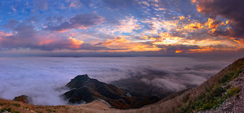Октябрьский закат над облаками / Вершина горы Бештау (КМВ), внизу - нижний эшелон облаков, в городах пасмурно.