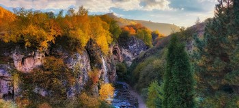 Осень в горах / Медовые водопады — природный памятник, расположенный в окрестностях Кисловодска, одна из достопримечательностей Кавказских Минеральных вод.