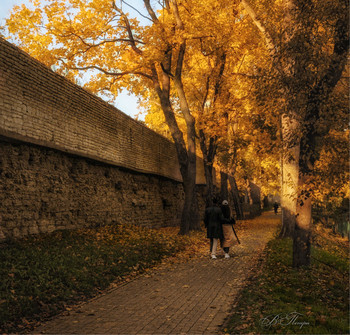 Осенняя прогулка / Вдоль стен окольного города Пскова