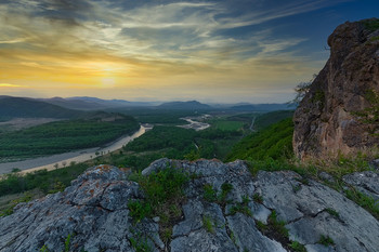 скалы, небо и река.. / Весна. Вечерний вид со скалы Орёл на долину реки Сучан.