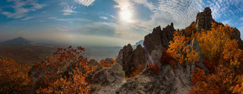 Золотая осень на Козьих скалах / Козьи скалы – одна из вершин горы Бештау ( Кавказские Минеральные Воды). По сути это хребет из причудливых скал самой разнообразной формы. Высота Козьих скал в самой верхней точке 1157 метров.