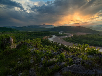 вечерние скалы / В начале лета. Вечерний вид со скалы Орёл на долину реки Сучан.