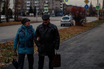 Возрастная пара / Прогуливаясь по улицам городам и увидев эту пару решил поймать их момент