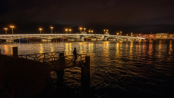 Одиночество / Санкт-Петербург. Благовещенский мост(мост Лейтенанта Шмидта). Сентябрьский вечер, 2021.