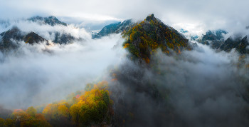 Пробуждение гор / Туманный рассвет. 
Начало октября, 2021 год. 
Из фотопроекта «Кавказ без границ».
