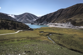 Андийское озеро / Затерянное глубоко в горах, Андийское озеро образовалось ввиду оползневых процессов Андийского хребта. Расположено на высоте 1869 метров над уровнем моря, глубина 74 метра.
