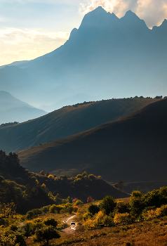 Из серии «Сюжеты Ингушетии» / На фоне скал горы Цей-Лоам. 
Фотопроект «Кавказ без границ».