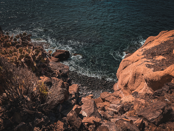 &nbsp; / A hidden beach seen from above