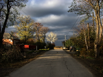 Осенняя улица / Сельская улица в часы заката