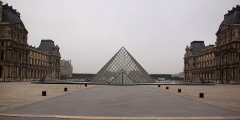 Лувр туманным утром. / Париж в мае.