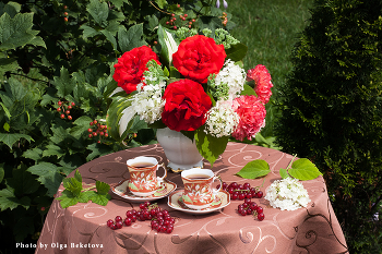 Натюрморт с розами и красной смородиной / Натюрморт с кофейными чашечками, красной смородиной, красными розами и гортензией
