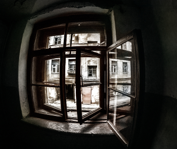 Окошко / Старые дворы Санкт-Петербурга