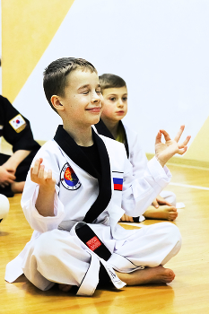 В гармонии с разумом и телом / На тренировке детской группы по Хапкидо
(корейское боевое искусство).