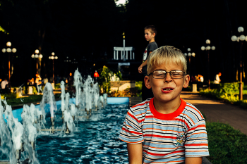 Димон поправляет очки / Фото сделано спонтанно в парке г. Дмитров, Московской области.