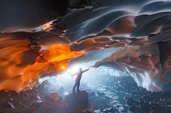 Ледяное знакомство / Каждый год снежные пещеры вулкана Мутновский удивляют нас своими новыми формами.
Фототуры по камчатке www.kamphototour.com
