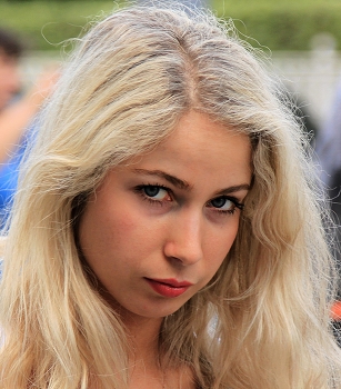 Прохожая / ***