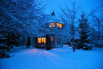 Сиреневые сумерки ... / "Топилась печь. Огонь дрожал во тьме.
 Древесные угли чуть-чуть искрились.
 Но мысли о зиме, о всей зиме,
 каким-то странным образом роились ..."
 И.Бродский