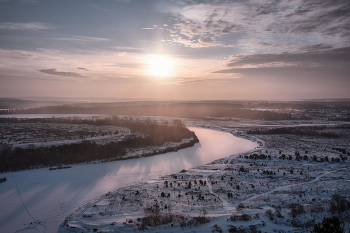 Мороз над Сылвой / Ленивое зимнее солнце поднималось над долиной Сылвы, играя светом и бликами сквозь облака.