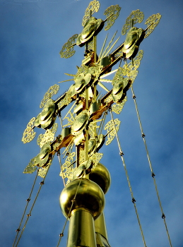 Золотые кресты в синем небе / Кресты Преображенской церкви Новодевичьего монастыря в Москве