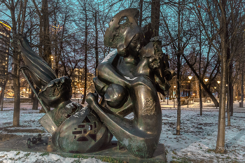 в темном московском переулке / необычные скульптуры Москвы