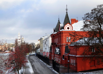 Красная зима в городе / Красная рябина в декабре рядом с красным зданием ЦБ в Орле