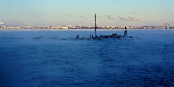 о. Хармая (Harmaja) с видом на Хельсинки / Вид на Южный главный район Хельсинки.
Маяк Грахара появился на острове в 1883 году. Спустя 17 лет высоту маяка (7,3 м.) увеличили вдвое. А в 1936 году здесь же построили первый в мире радиомаяк.