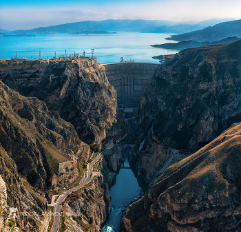 Плотина Чиркейской ГЭС / Гидроэлектростанция на реке Сулак и Чиркейское водохранилище, в Буйнакском районе Дагестана. Самая мощная гидроэлектростанция на Северном Кавказе. Имеет вторую по высоте плотину в России и самую высокую в стране арочную плотину. Входит в Сулакский каскад ГЭС, являясь его верхней, регулирующей весь каскад ступенью.
Ноябрь, 2021 год. 
Фотопроект «Кавказ без границ».