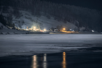 Морозная ночь над Вишерой / Морозная ночь завывая крутила снежные вихри и трещала льдом, пытаясь затянуть последние промоины быстрой воды.