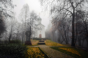 Осенний пейзаж / Храм в осеннем лесу