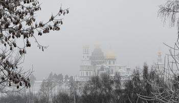 Монастырь в морозном тумане / Новоиерусалимский монастырь в морозном тумане