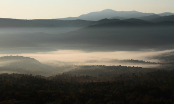 туман над тайгой / Осеннее утро. Вид с Лазовского перевала на горную, дремучую и непроходимую тайгу.